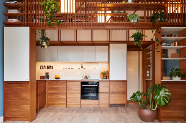 Dapur dengan laci dan lemari kayu untuk menyimpan bahan makanan